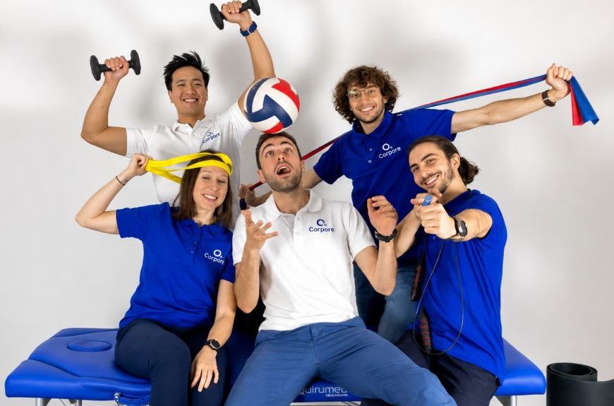 Il team Corpore in posa giocosa